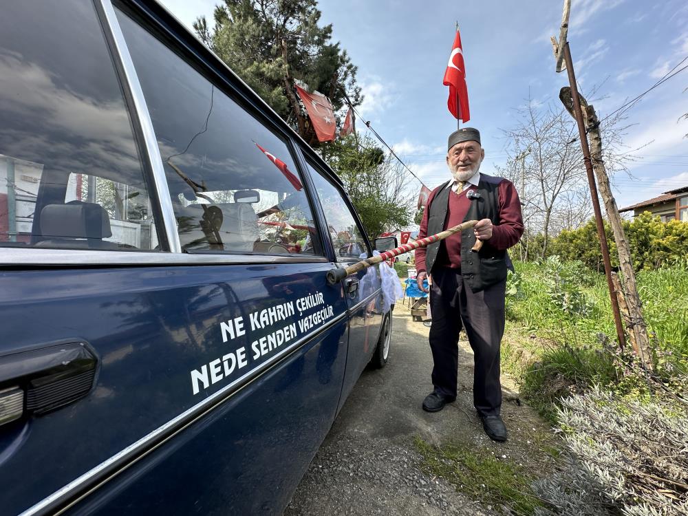 86 yaşında eşi i&ccedil;in gelin arabası s&uuml;sledi, kendi yazdığı şiirle aşkını haykırdı