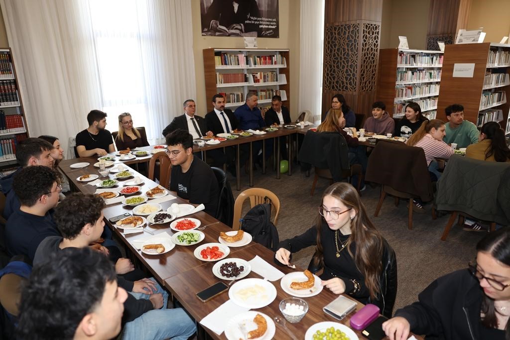 Başkan Şimşek, YKS&rsquo;ye hazırlanan gen&ccedil;lerle kahvaltıda buluştu
