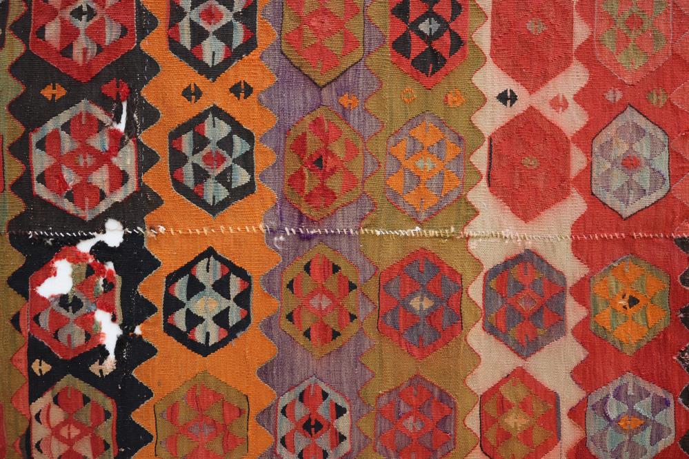 M&uuml;zede sergilenen kilimler asırlık motifleri gelecek nesillere aktarıyor