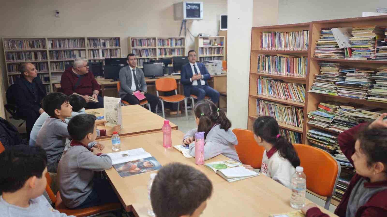 Sarıg&ouml;l&rsquo;de K&uuml;t&uuml;phane Haftası&rsquo;nda &ouml;ğrencilerle kitap okudular
