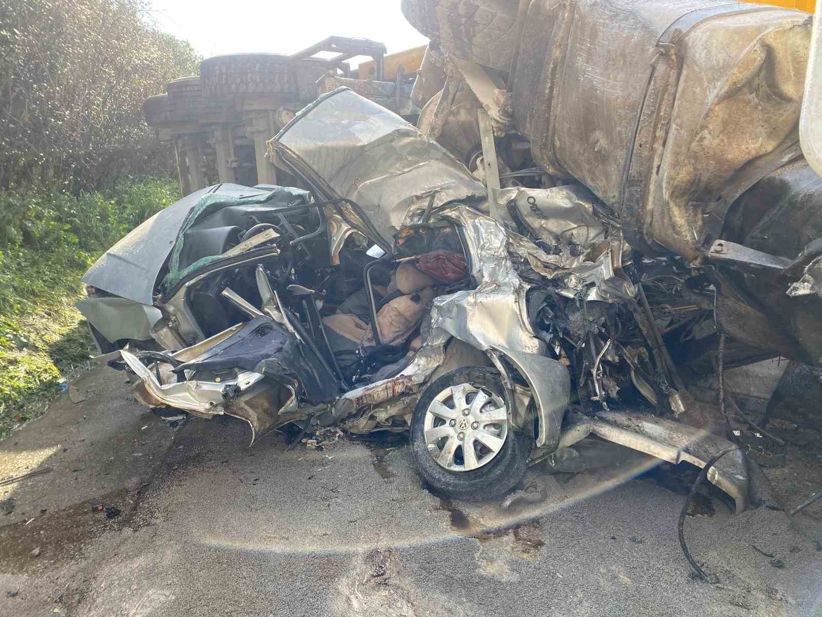 TEM&rsquo;de otomobil devrilen tır dorsesinin altında kaldı: Karı-koca hayatını kaybetti
