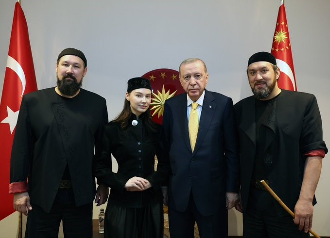 Cumhurbaşkanı Erdoğan, "Ay Yola" m&uuml;zik grubunu kabul etti
