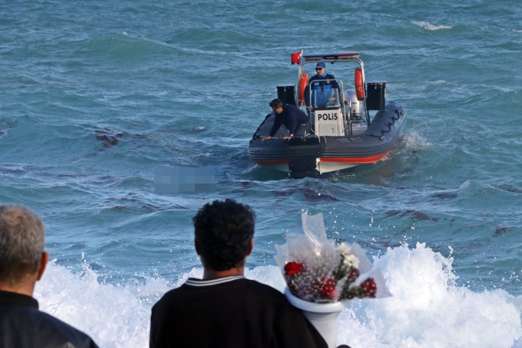 D&uuml;nyaca &uuml;nl&uuml; sahilde can pazarı: 2 kardeş kurtuldu, kuzen hayatını kaybetti