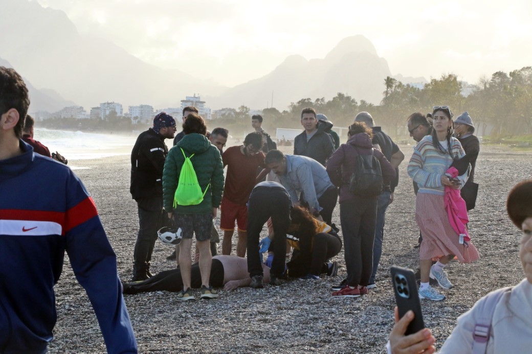 D&uuml;nyaca &uuml;nl&uuml; sahilde can pazarı: 2 kardeş kurtuldu, kuzen hayatını kaybetti