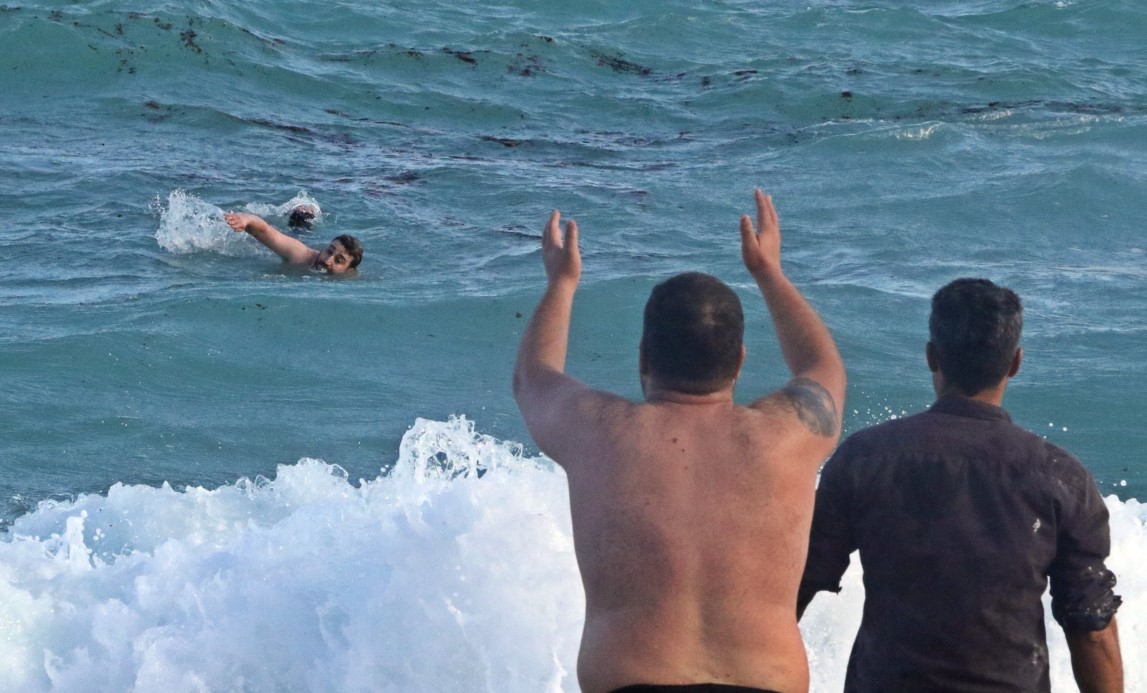 D&uuml;nyaca &uuml;nl&uuml; sahilde can pazarı: 2 kardeş kurtuldu, kuzen hayatını kaybetti