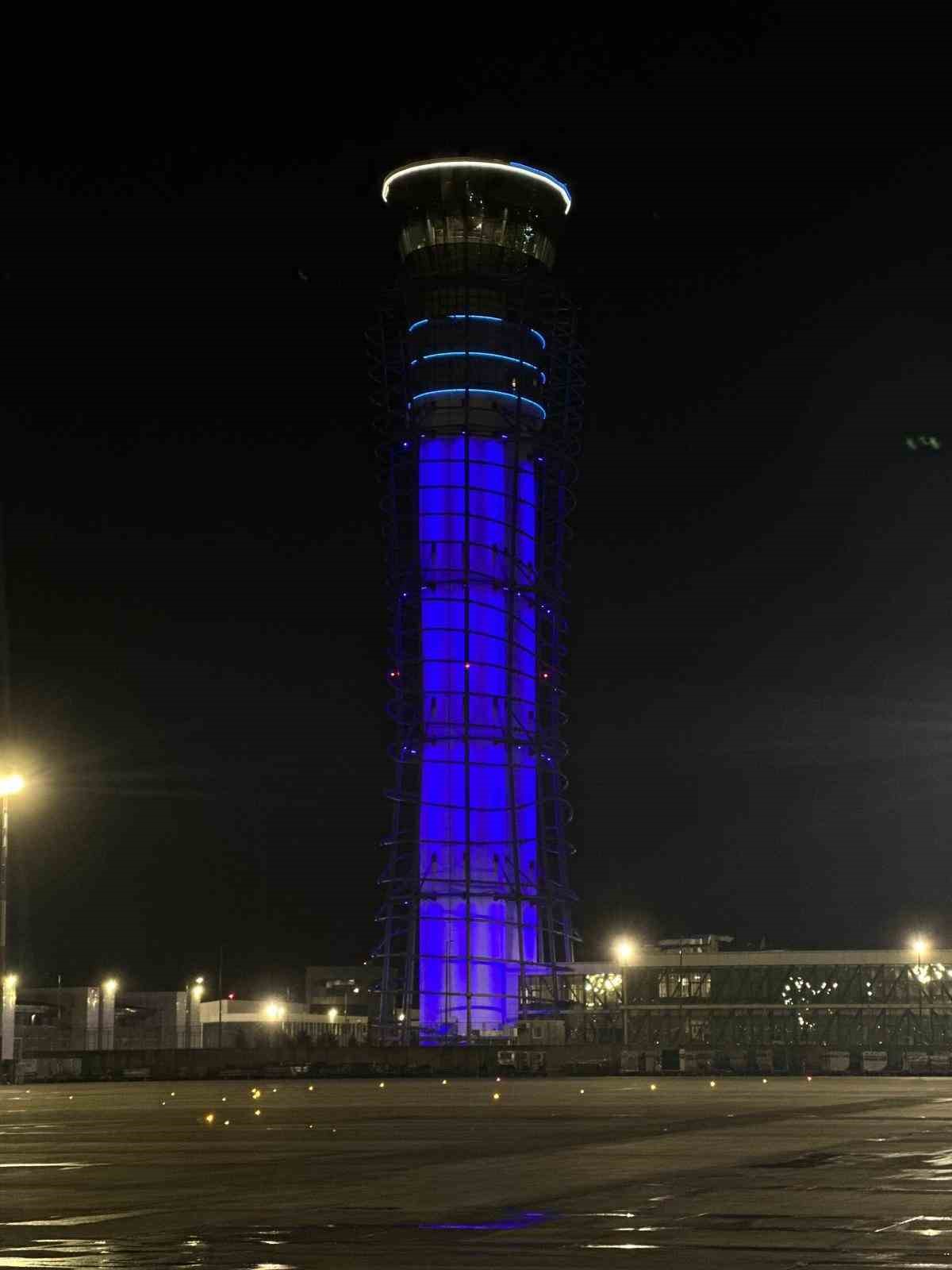 Otizm Farkındalık G&uuml;n&uuml;&rsquo;nde Sabiha G&ouml;k&ccedil;en Havalimanı kulesi maviye b&uuml;r&uuml;nd&uuml;
