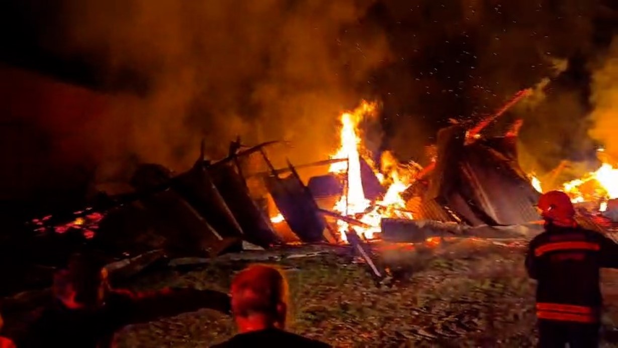 Bolu&rsquo;da samanlığa yıldırım d&uuml;şt&uuml;: Samanlık ve trakt&ouml;r alev alev yandı