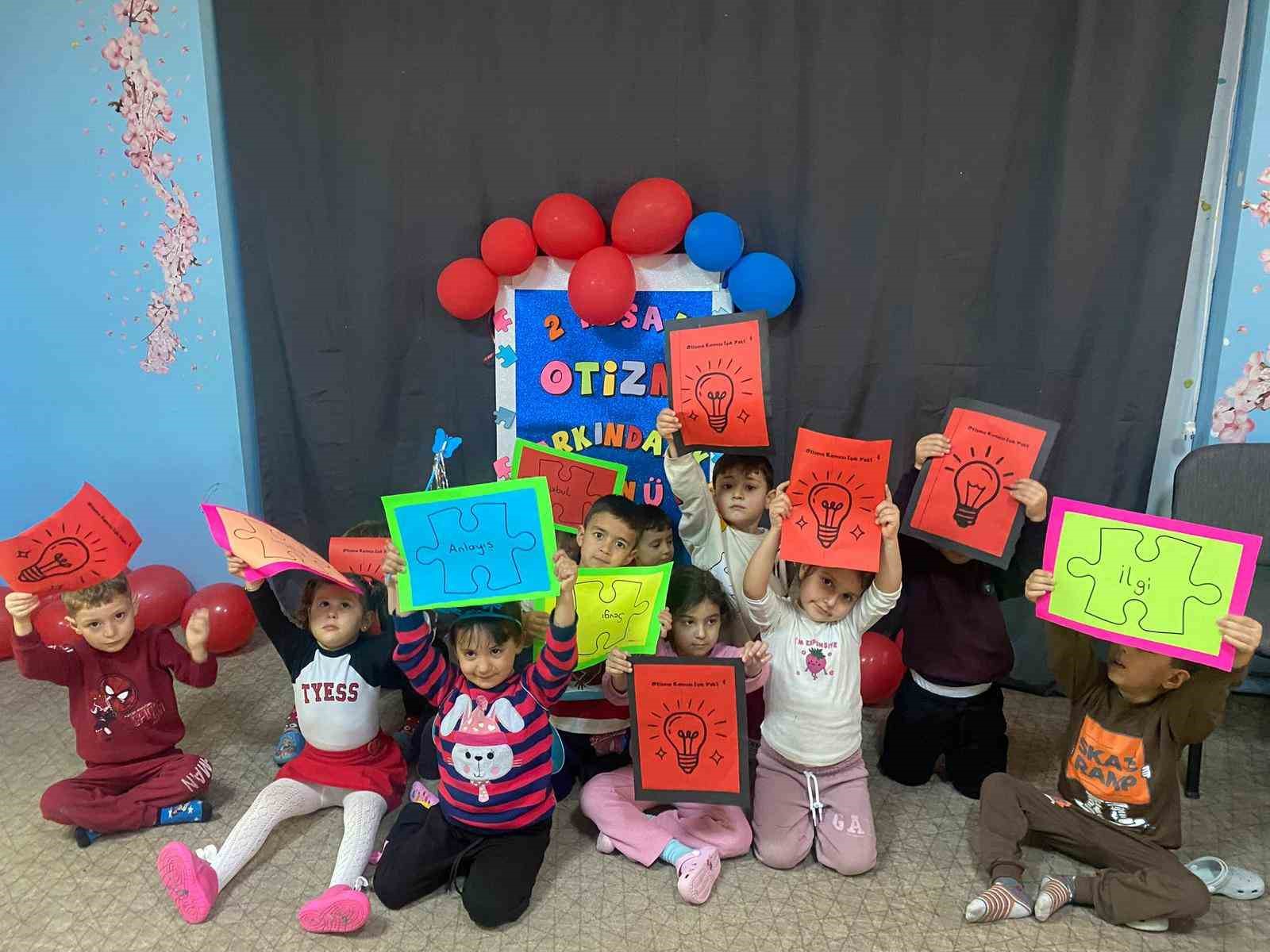 Kırmızıyla otizme dikkat &ccedil;ektiler
