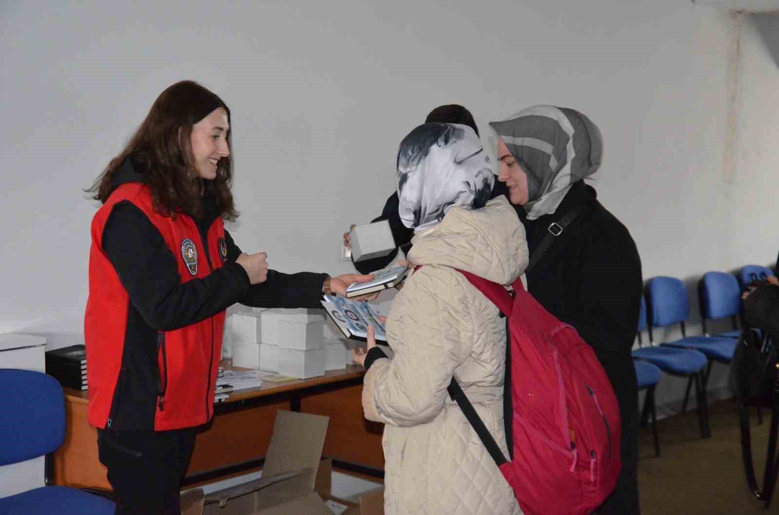 Erzincan&rsquo;da &ouml;ğretmenlere ter&ouml;rle m&uuml;cadele farkındalık semineri
