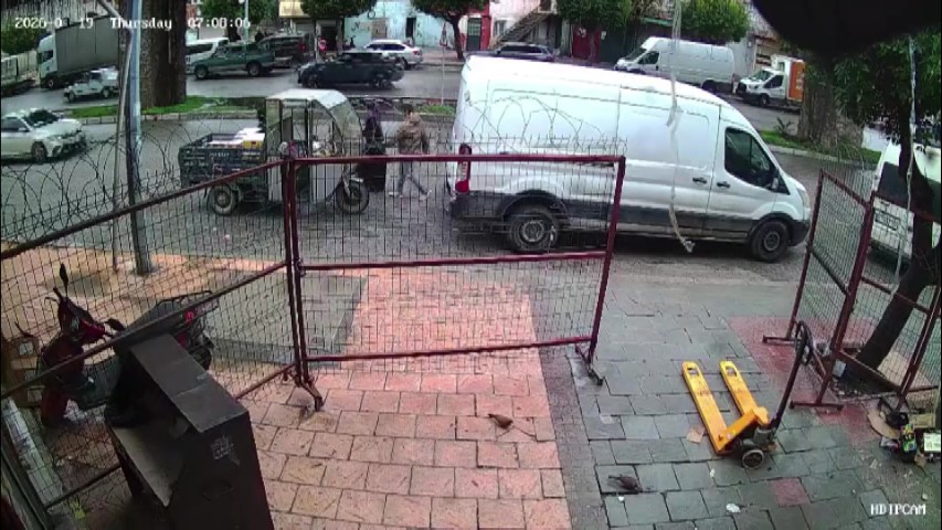 3 kadının telefonunu yankesicilik y&ouml;ntemiyle &ccedil;aldı, ifadesi şaşkına &ccedil;evirdi: 