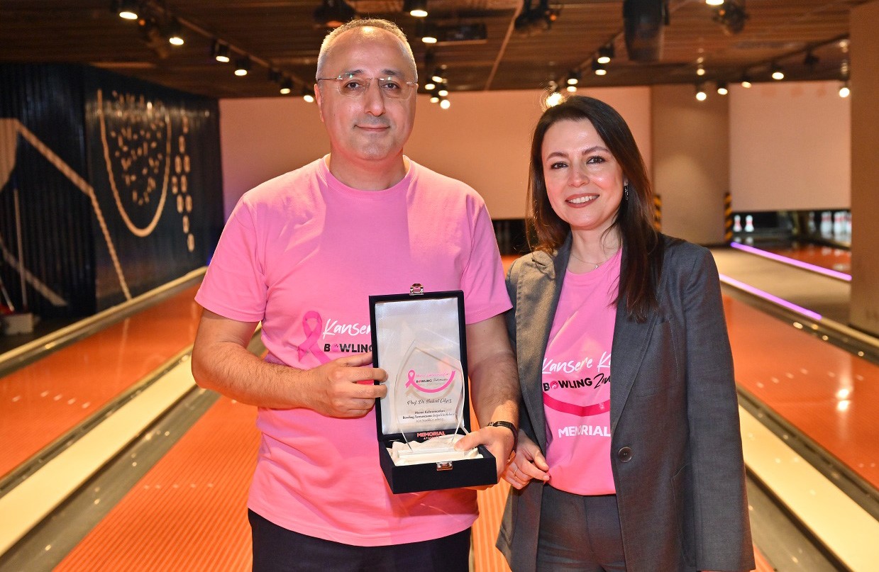 Meme kanseri hastaları doktorlarıyla bowling pistinde buluştu
