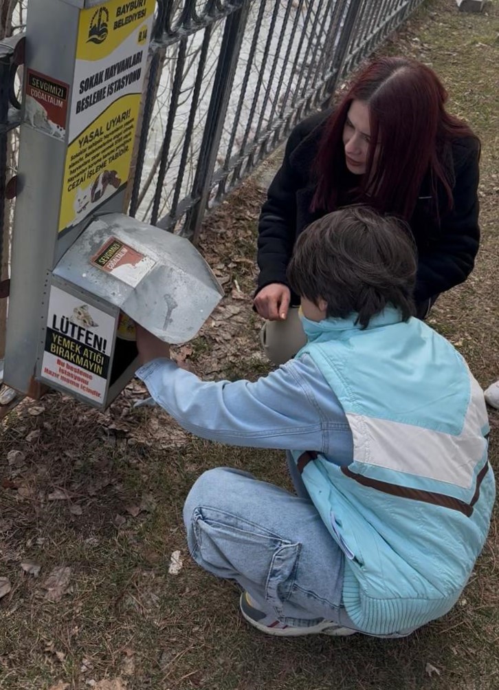 &Ouml;zel &ouml;ğrencilerden sokak hayvanlarına mama desteği
