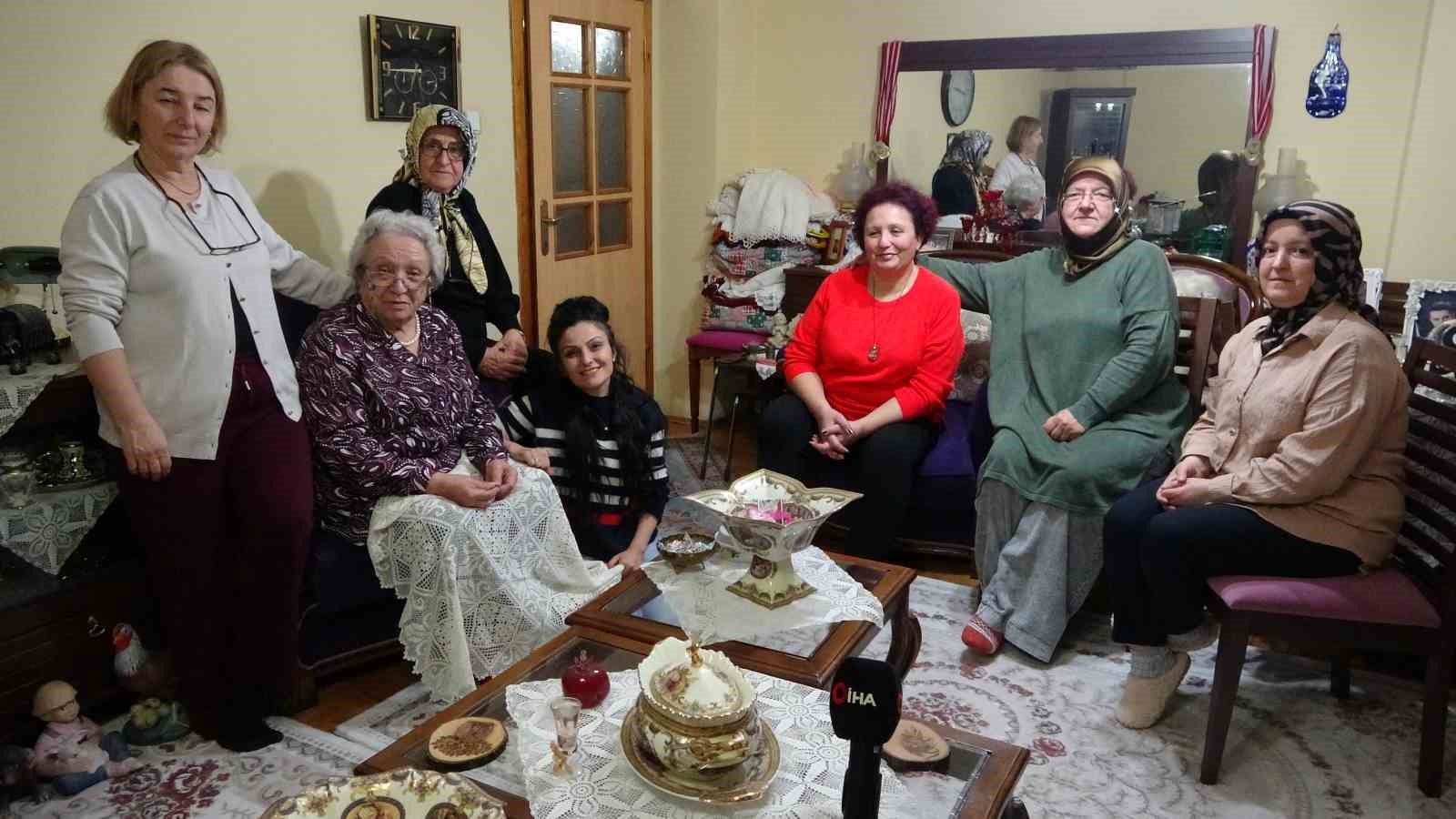 K&uuml;tahya&rsquo;da 70 yıldır ilmek atan emekli &ouml;ğretmenin azmi &ouml;rnek oluyor
