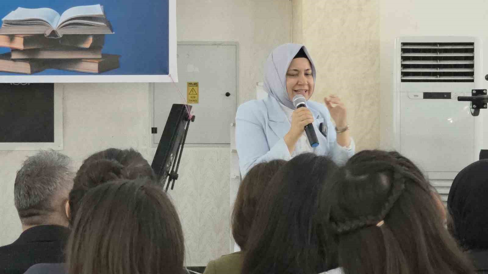 Hassalı yazarın s&ouml;yleşisi hemşerilerinden yoğun ilgi g&ouml;rd&uuml;
