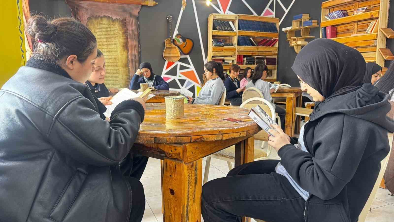 Atık malzemelerle kurulan k&uuml;t&uuml;phane &ouml;ğrencilerin yeni yaşam alanı oldu
