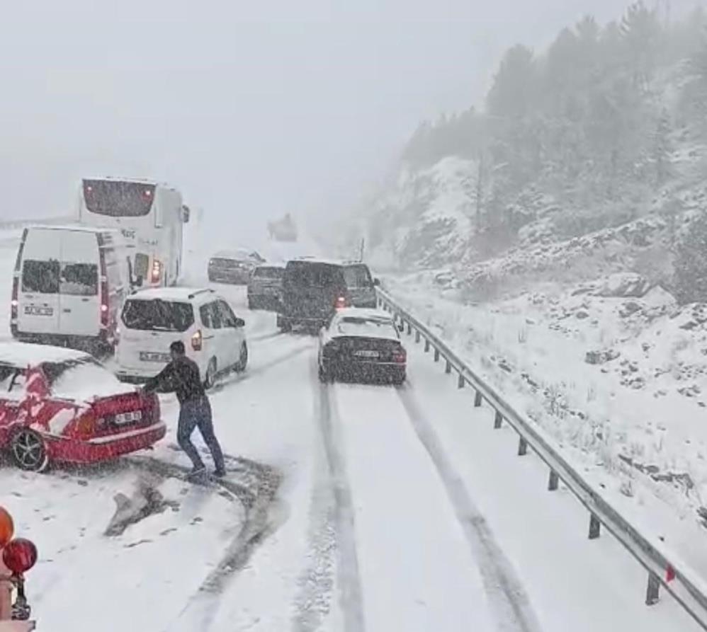 Alacabel&rsquo;de nisan ayında kar s&uuml;rprizi, s&uuml;r&uuml;c&uuml;ler zor anlar yaşadı