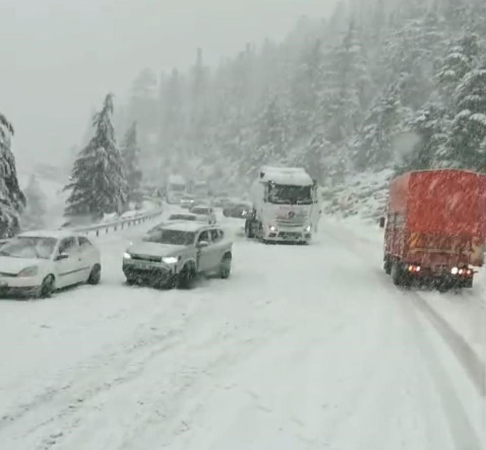 Alacabel&rsquo;de nisan ayında kar s&uuml;rprizi, s&uuml;r&uuml;c&uuml;ler zor anlar yaşadı
