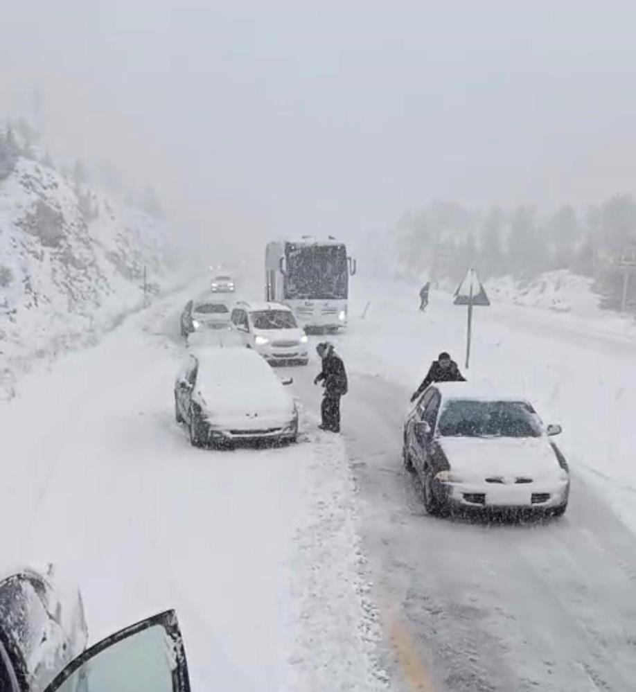 Alacabel&rsquo;de nisan ayında kar s&uuml;rprizi, s&uuml;r&uuml;c&uuml;ler zor anlar yaşadı