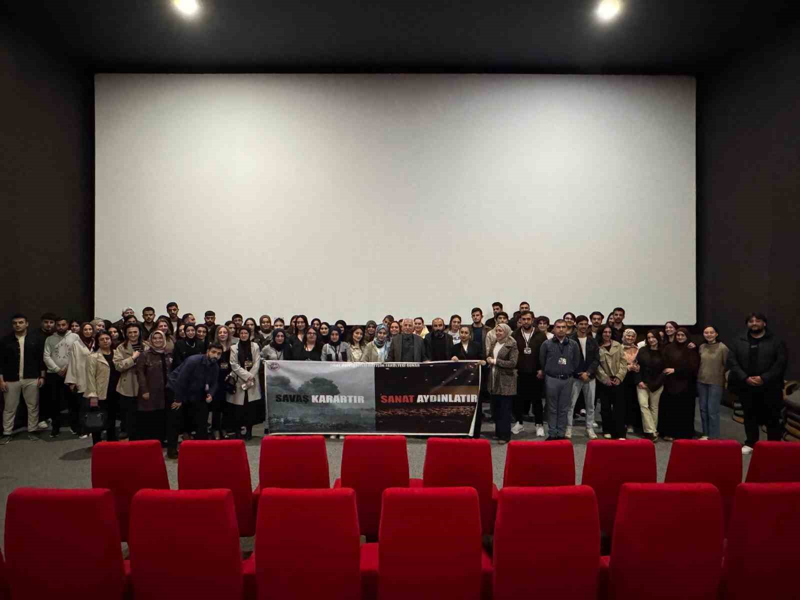 &Uuml;niversite &ouml;ğrencilerinden barış temalı sosyal sorumluluk projesi
