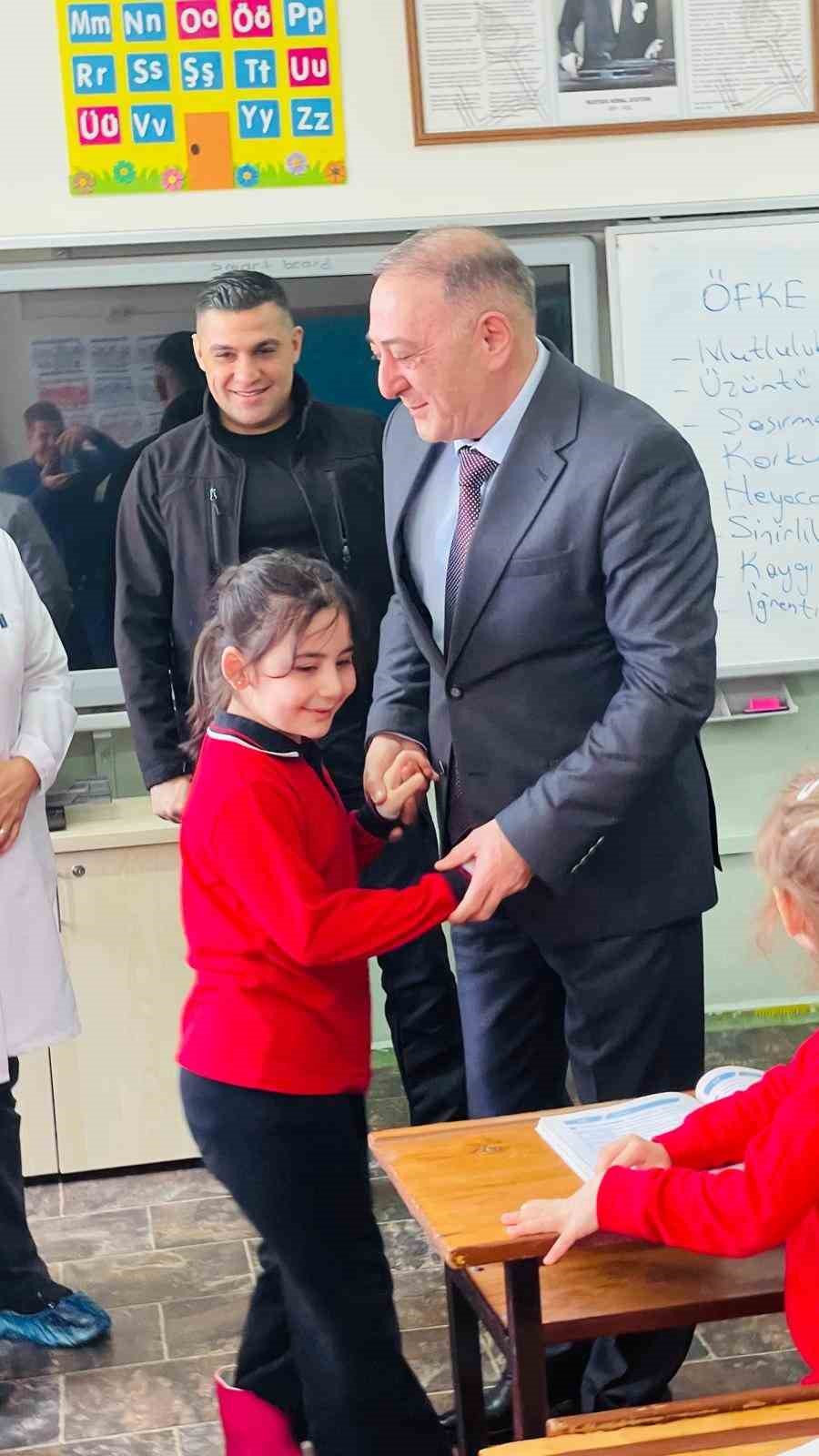 Minik &ouml;ğrencinin mektubu kaymakam Cant&uuml;rk&rsquo;&uuml; sınıfa getirdi
