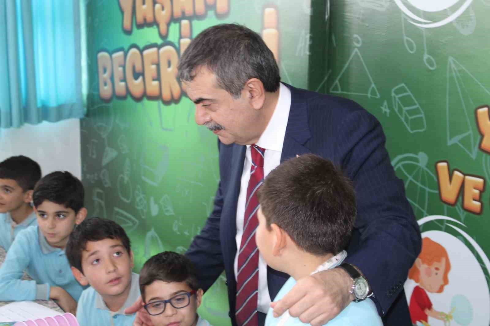 Bakan Tekin&rsquo;den Aydınlı miniklere halı saha s&ouml;z&uuml;
