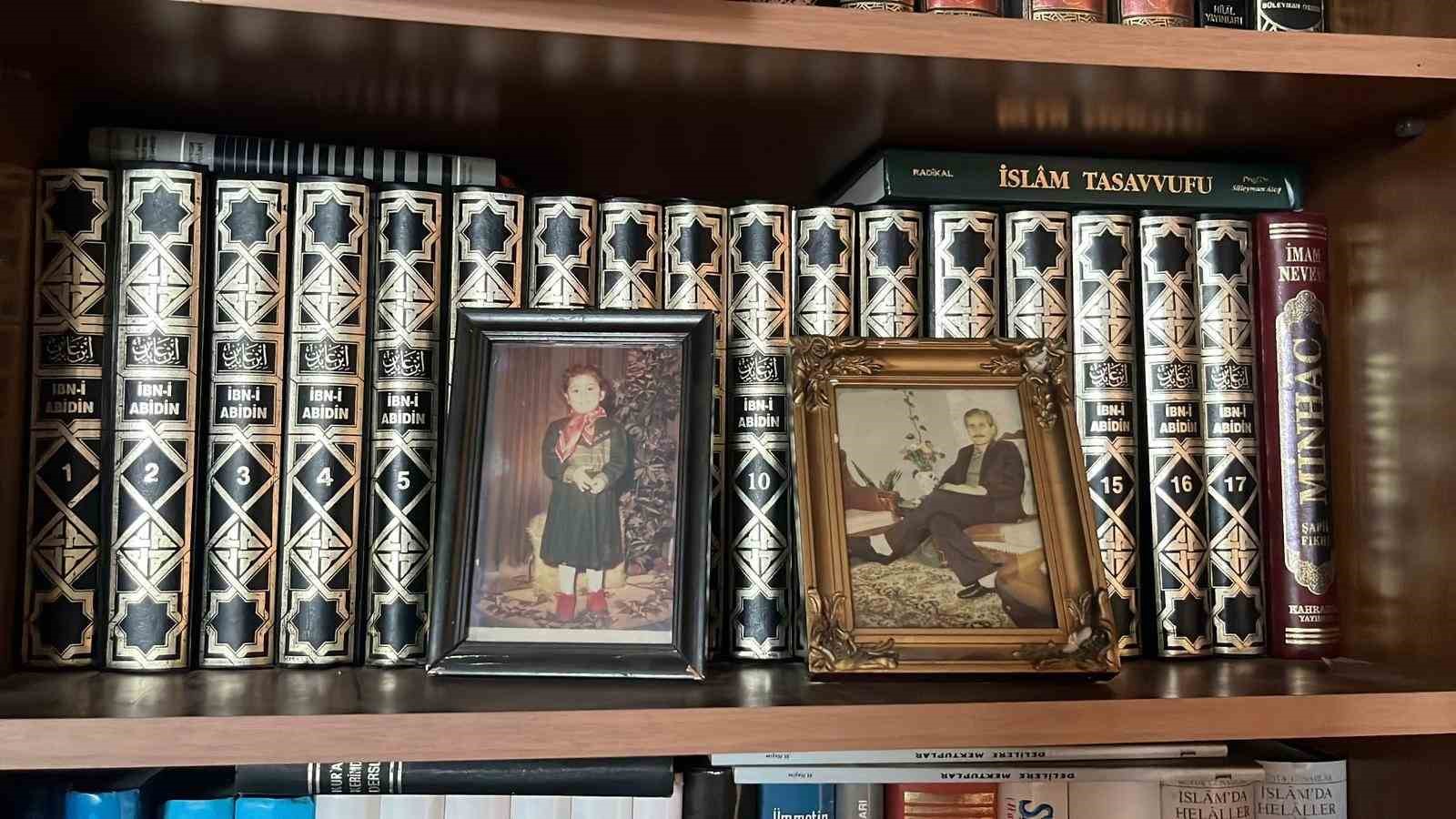 Kitap aşkı &ccedil;ocuklukta başladı, 11 bin kitaba ulaştı
