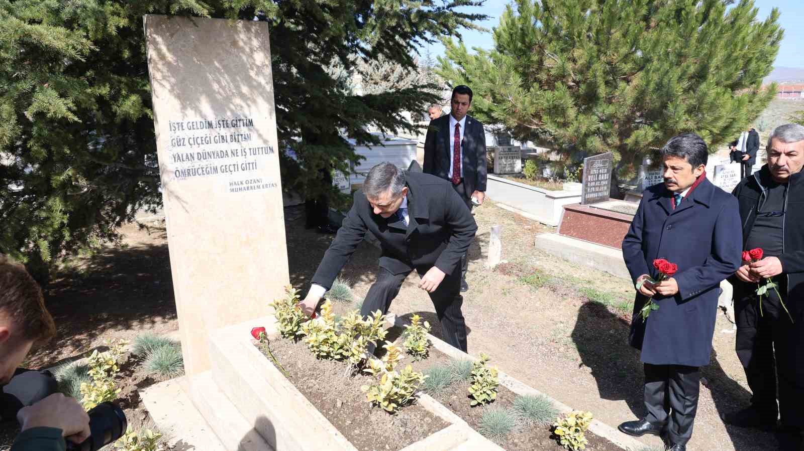 Bakan &Ccedil;ift&ccedil;i, Neşet Ertaş&rsquo;ın kabrini ziyaret etti
