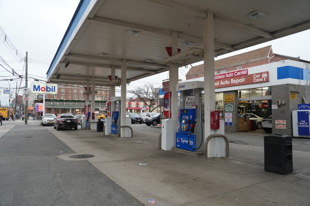 ABD'de ortalama benzin fiyatı 2022'den bu yana ilk kez 4 doların &uuml;zerinde