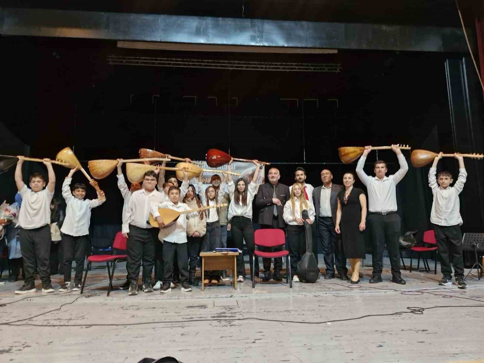 Bağlama kursiyerlerinden halk müziği konseri