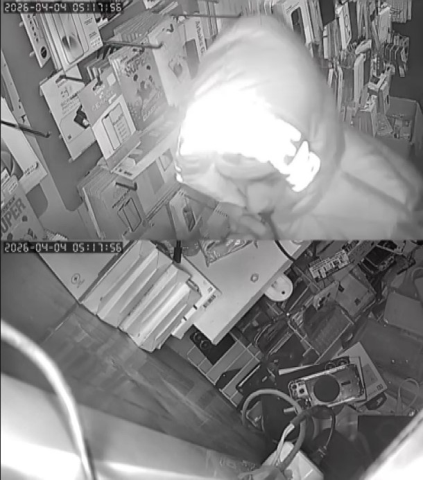 Hırsızın, arkadaşını &rsquo;sadece sıfır telefonları al&rsquo; diyerek y&ouml;nlendirdiği 150 bin TL&rsquo;lik soygun kamerada