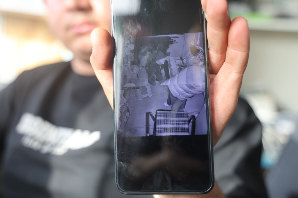 Hırsızın, arkadaşını &rsquo;sadece sıfır telefonları al&rsquo; diyerek y&ouml;nlendirdiği 150 bin TL&rsquo;lik soygun kamerada