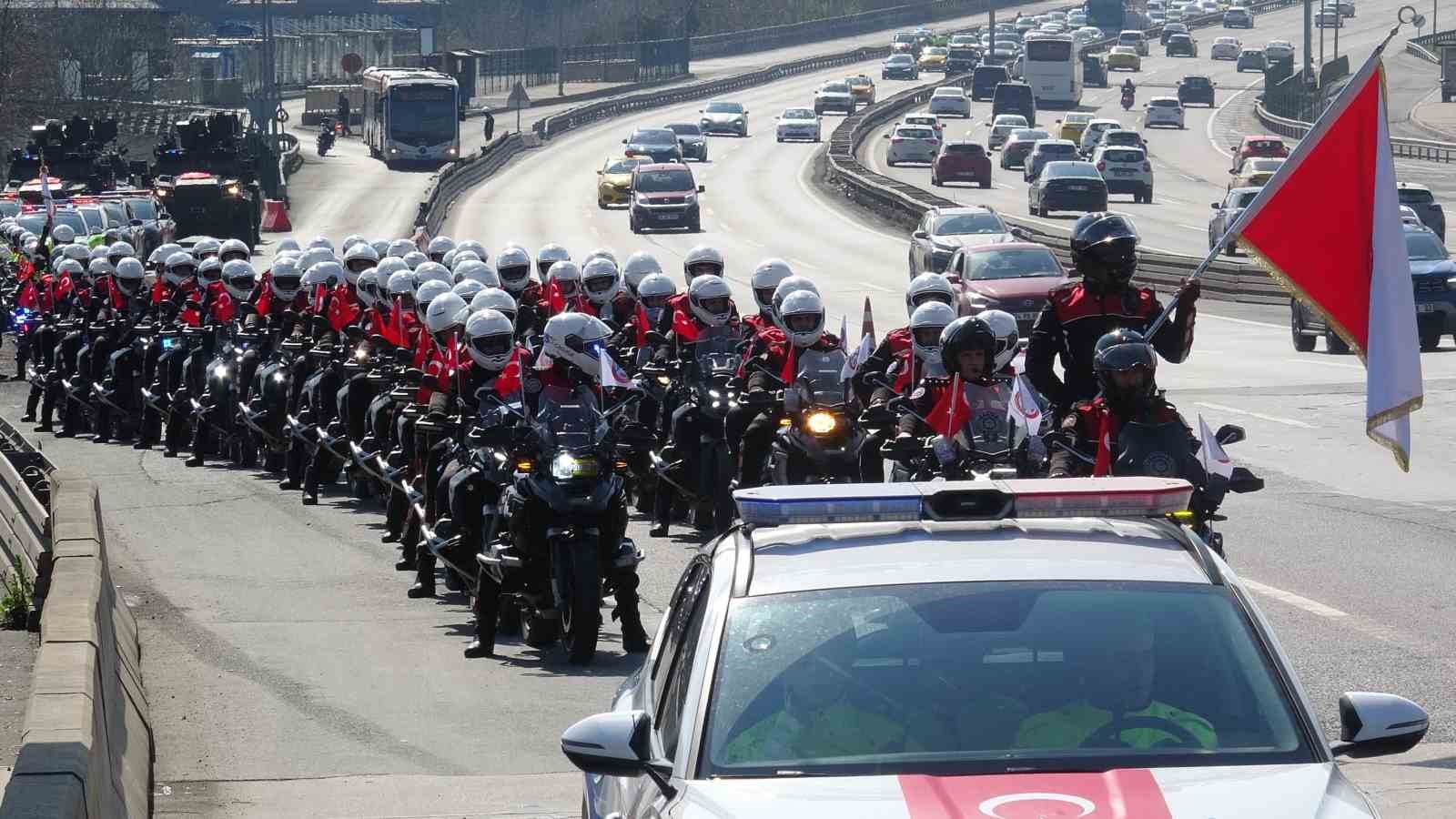 İstanbul&rsquo;da Polis Haftası coşkusu: 15 Temmuz Şehitler K&ouml;pr&uuml;s&uuml;&rsquo;nden Sultanahmet&rsquo;e g&ouml;rkemli kortej

