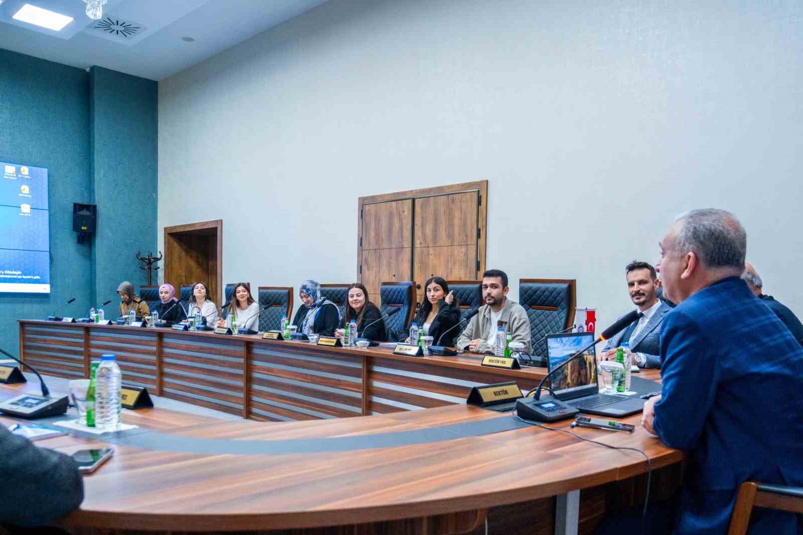 &Uuml;niversite y&ouml;netimi &ouml;ğrenci temsilcileriyle bir araya geldi
