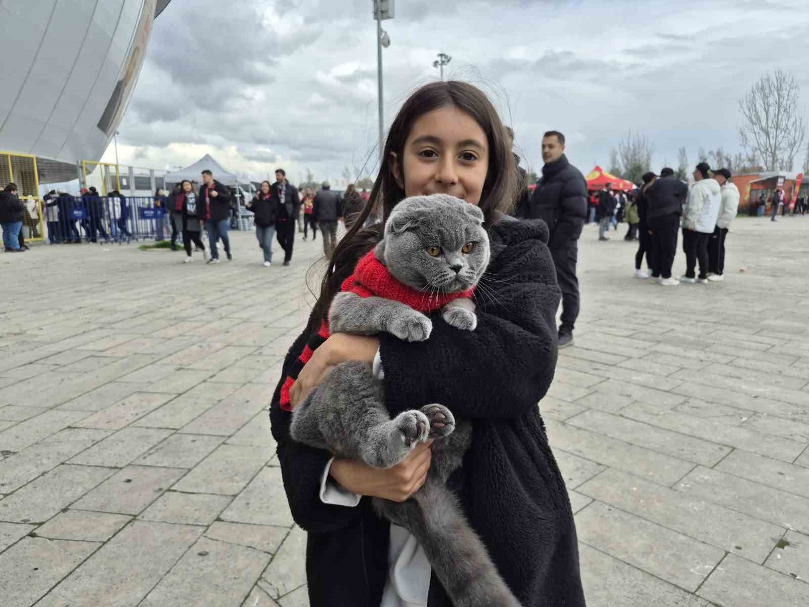 Küçük çocuk Eskişehirspor maçına kedisi ile geldi