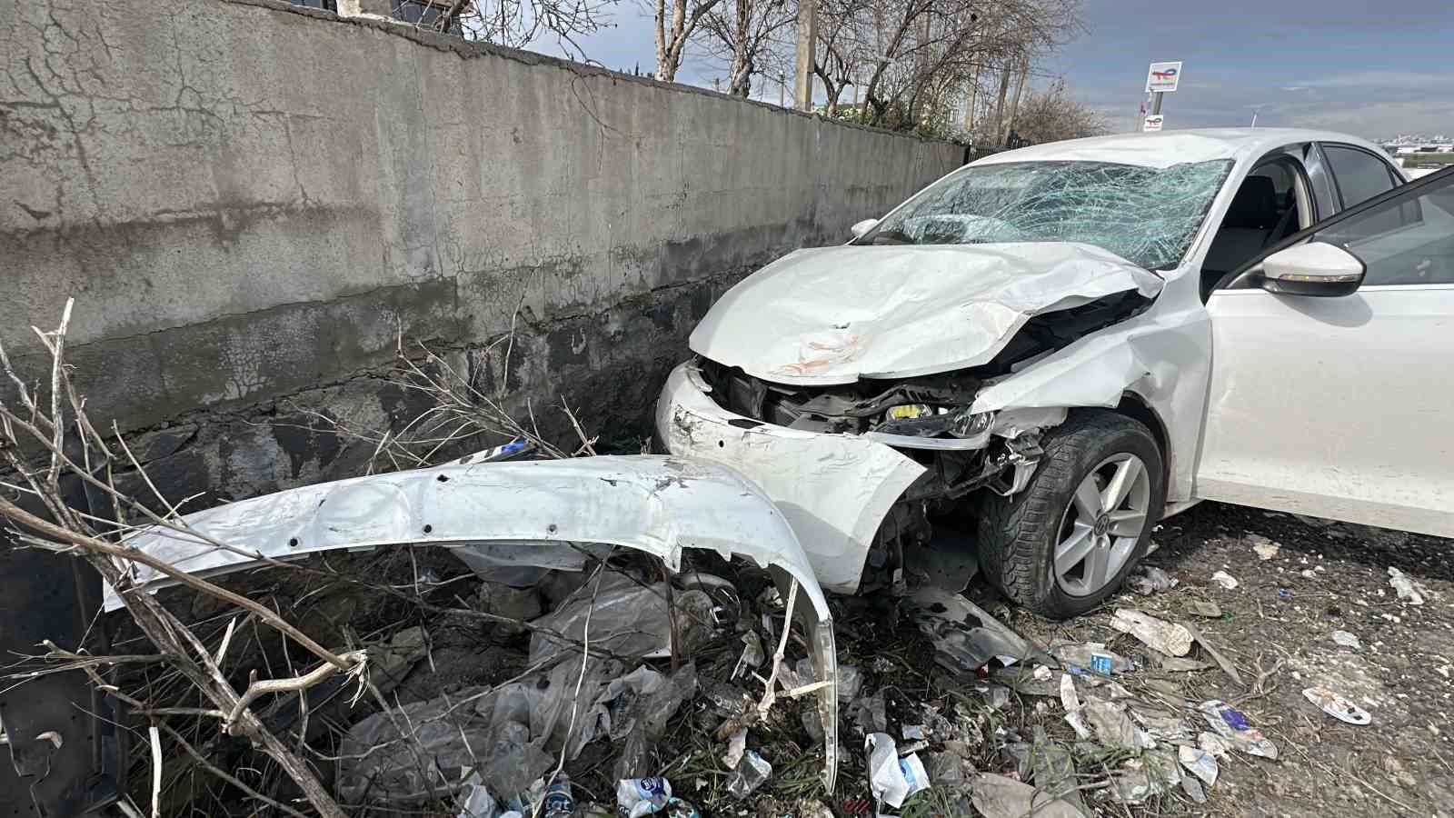 Otomobil yayaya &ccedil;arptı: 1&rsquo;i ağır 2 yaralı
