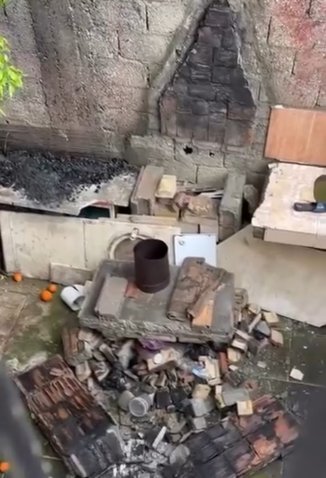 Adana&rsquo;da g&ouml;le d&ouml;nen yolda mahsur kalan ara&ccedil;taki 2 kişi kurtarıldı 