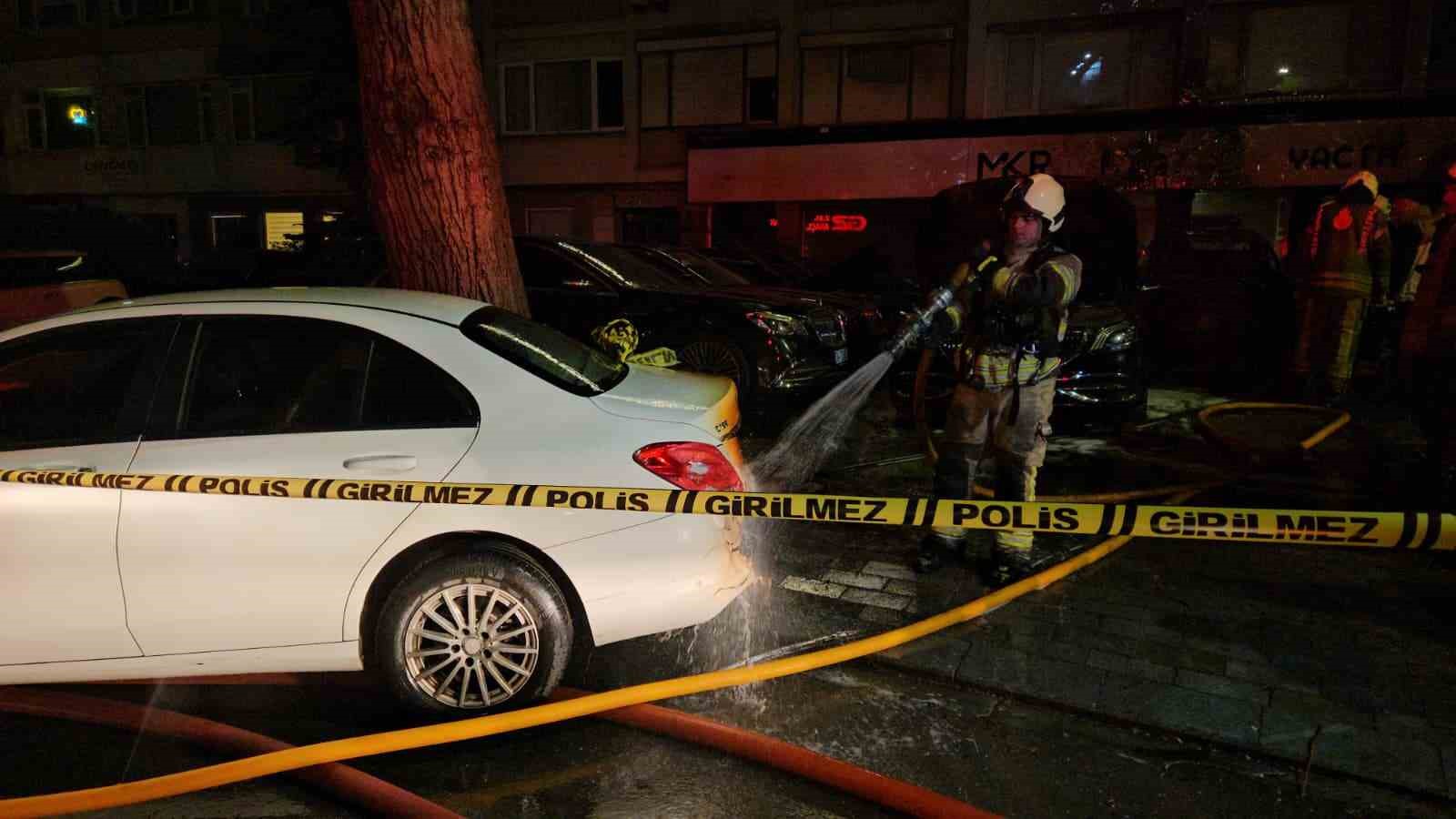 Beşiktaş’ta araç kiralama şirketinde çıkan yangında yaklaşık 100 milyon değerinde 15 araç alevlere teslim oldu