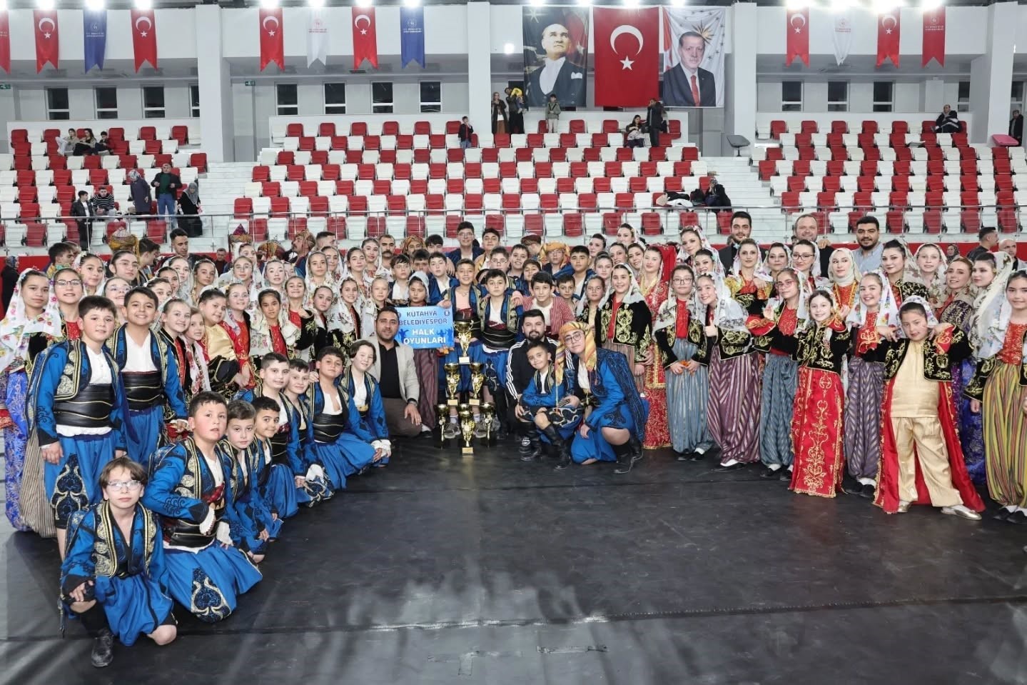 Kütahya’da halk oyunları coşkusu