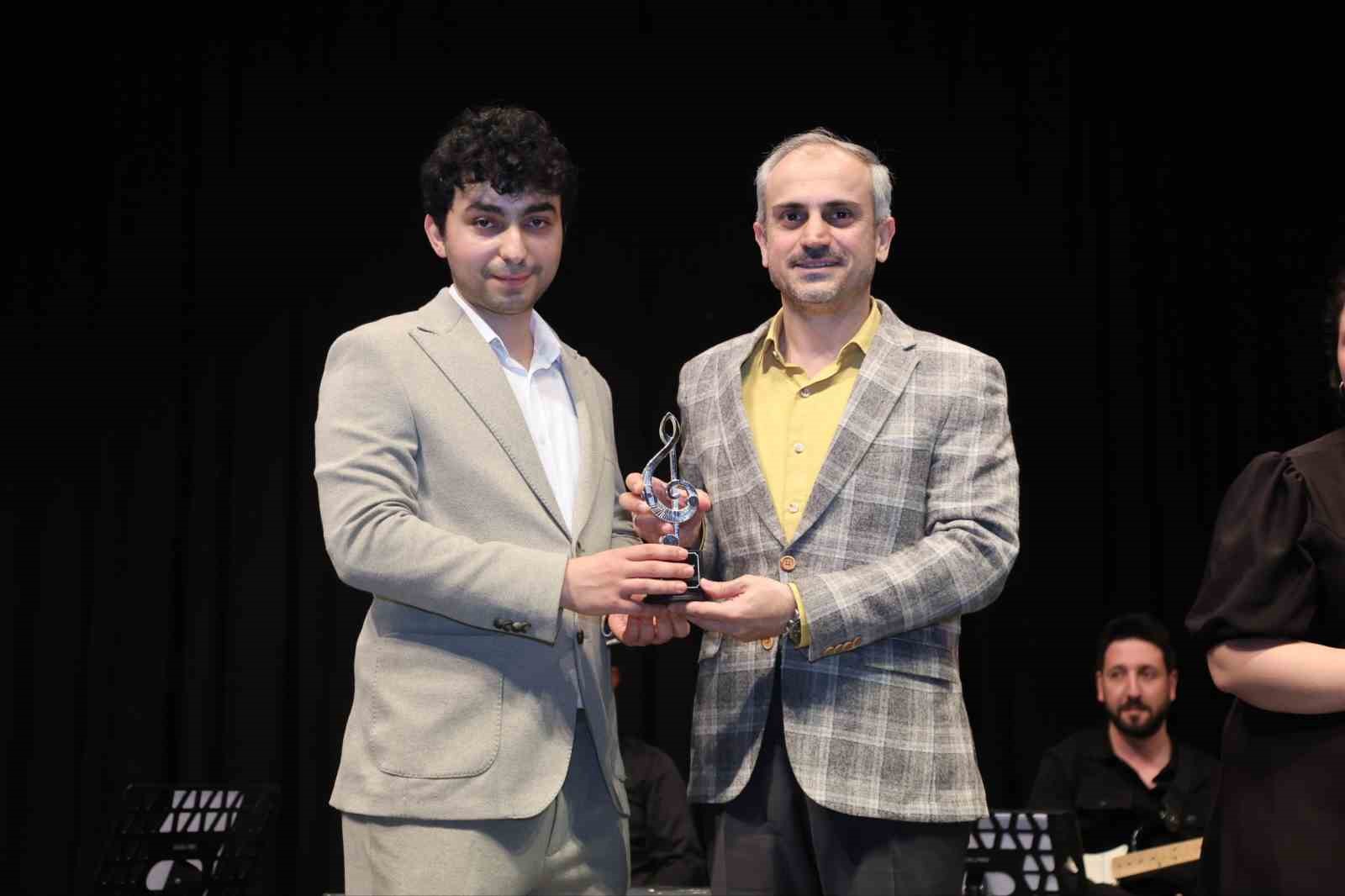 &Ccedil;ayırova&rsquo;da ilk kez d&uuml;zenlenen ses yarışmasında şampiyon belli oldu
