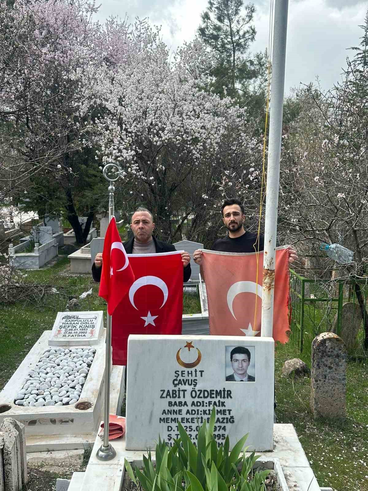 Elazığ&rsquo;da şehitlikteki bayraklar değiştirildi
