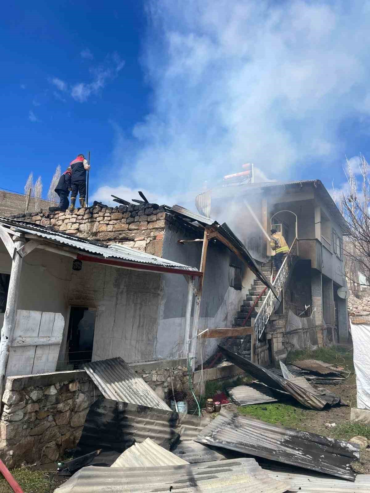 Ahırda &ccedil;ıkan yangın eve sı&ccedil;ramadan s&ouml;nd&uuml;r&uuml;ld&uuml;
