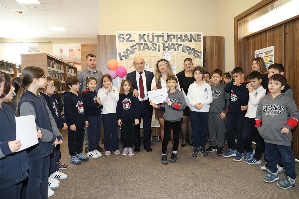 Minik &ouml;ğrenciler k&uuml;t&uuml;phane ziyaretinde kitap bağışında bulundu
