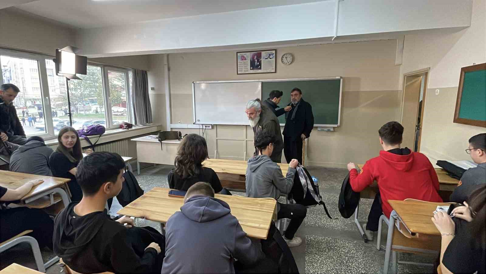 Sinema ve tiyatro oyuncusu Ahmet Yenilmez savaşta mezun veremeyen okulun &ouml;ğrencileri ile buluştu
