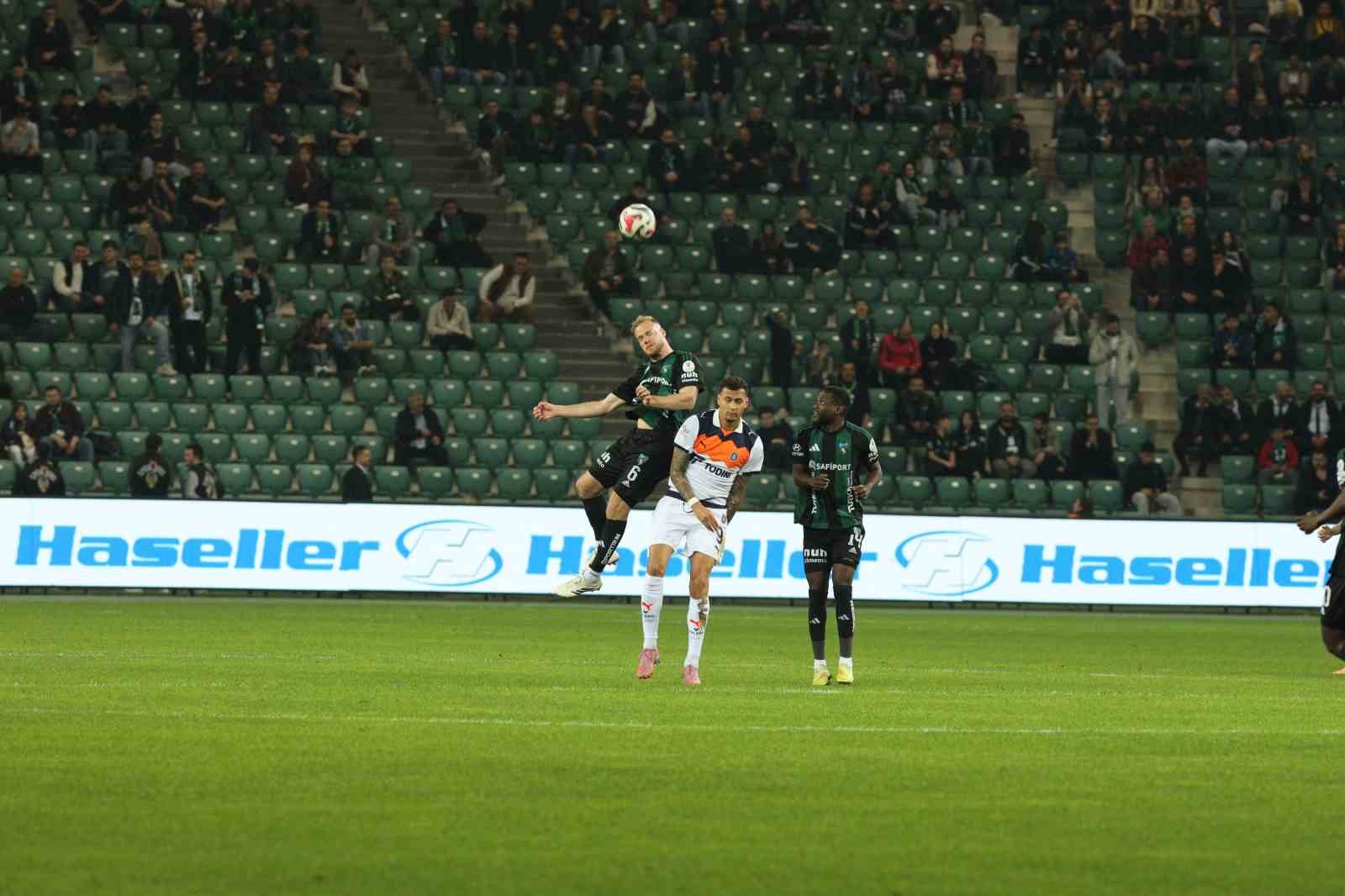 Trendyol Süper Lig: Kocaelispor: 0 - Başakşehir: 0 (Maç devam ediyor)