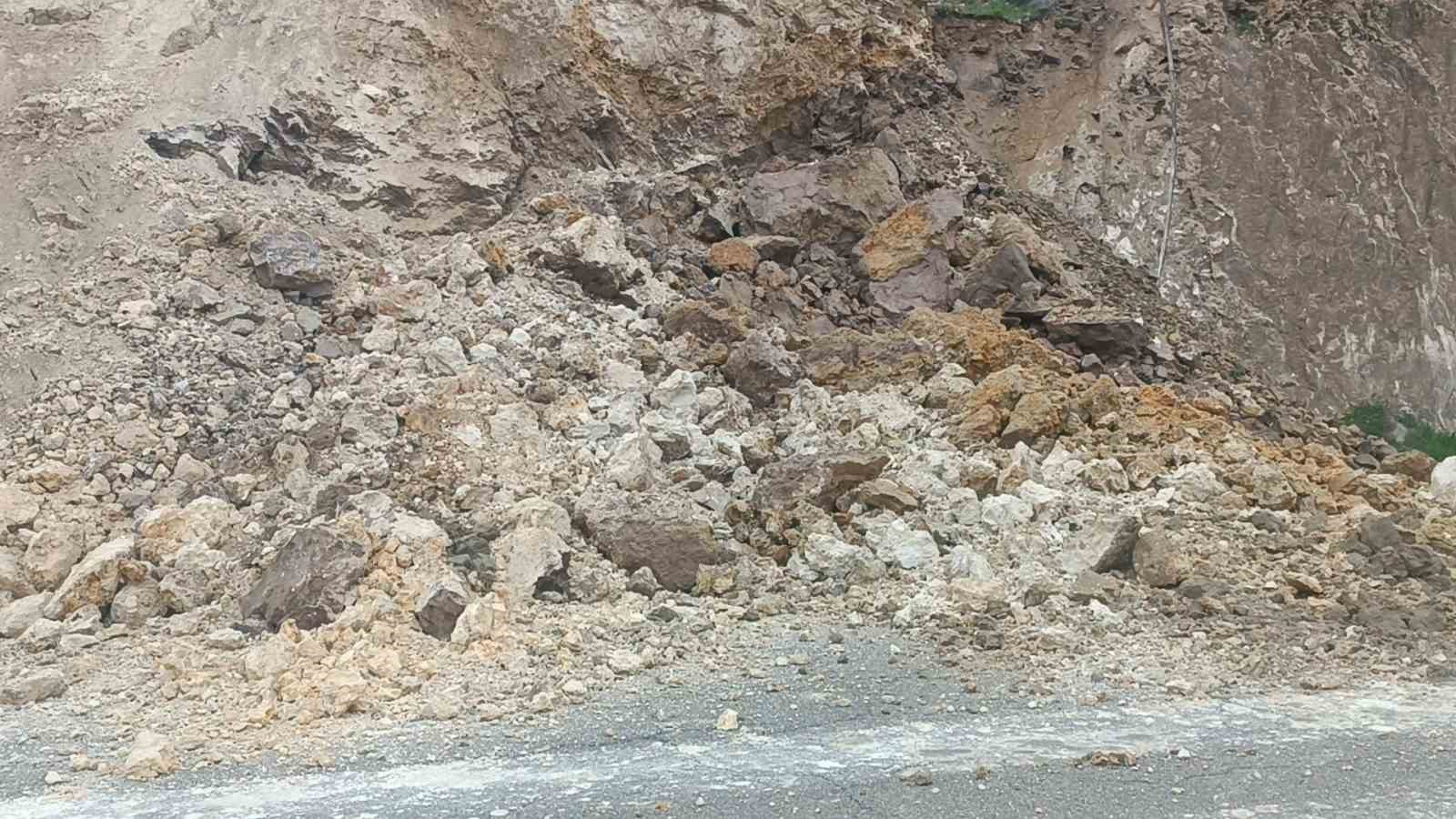 Batman’da heyelan: Üniversitenin yolu ulaşıma kapandı