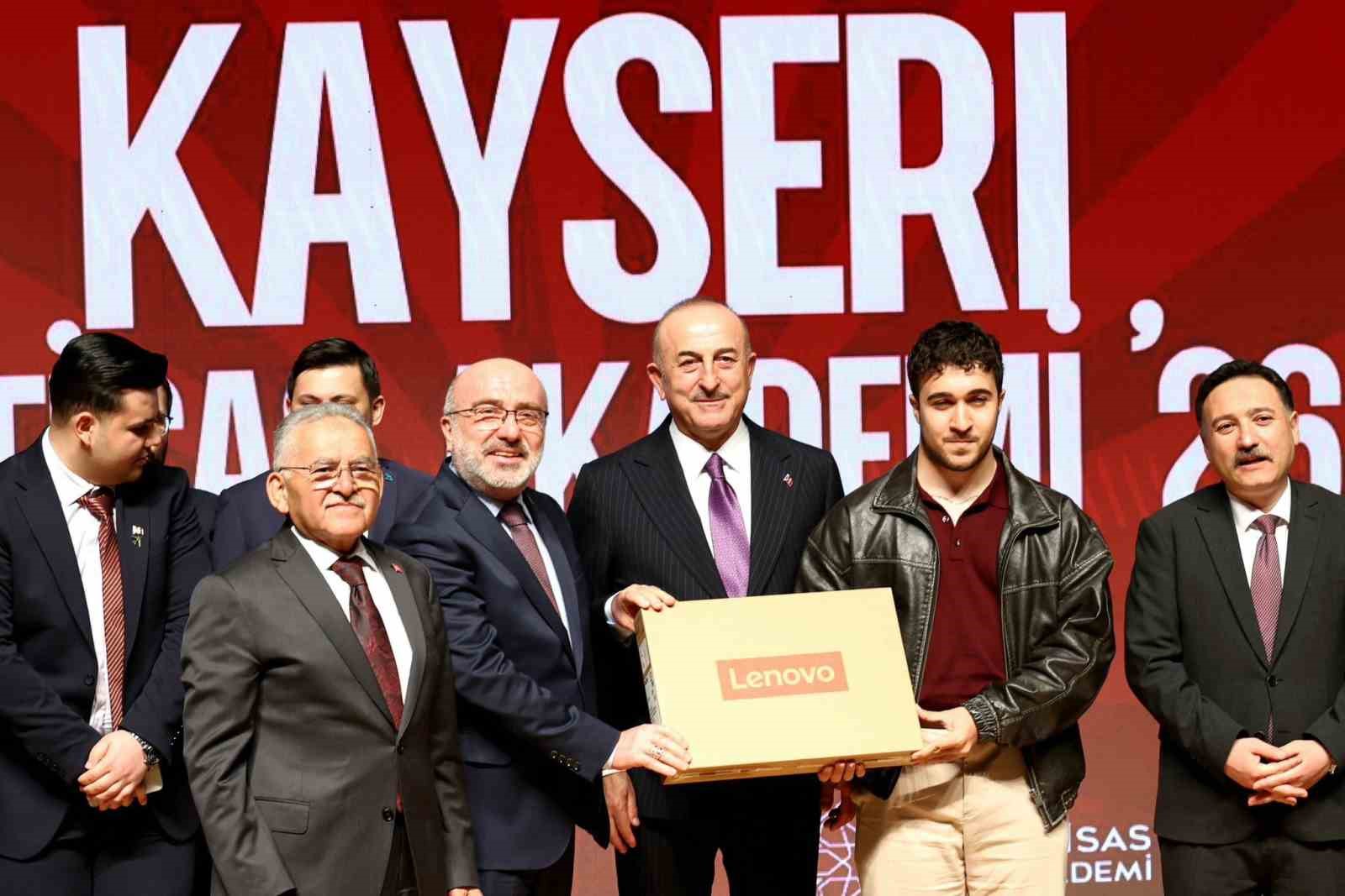 &Ouml;nceki d&ouml;nem Dışişleri Bakanı &Ccedil;avuşoğlu, KAY&Uuml;&rsquo;de konferans verdi
