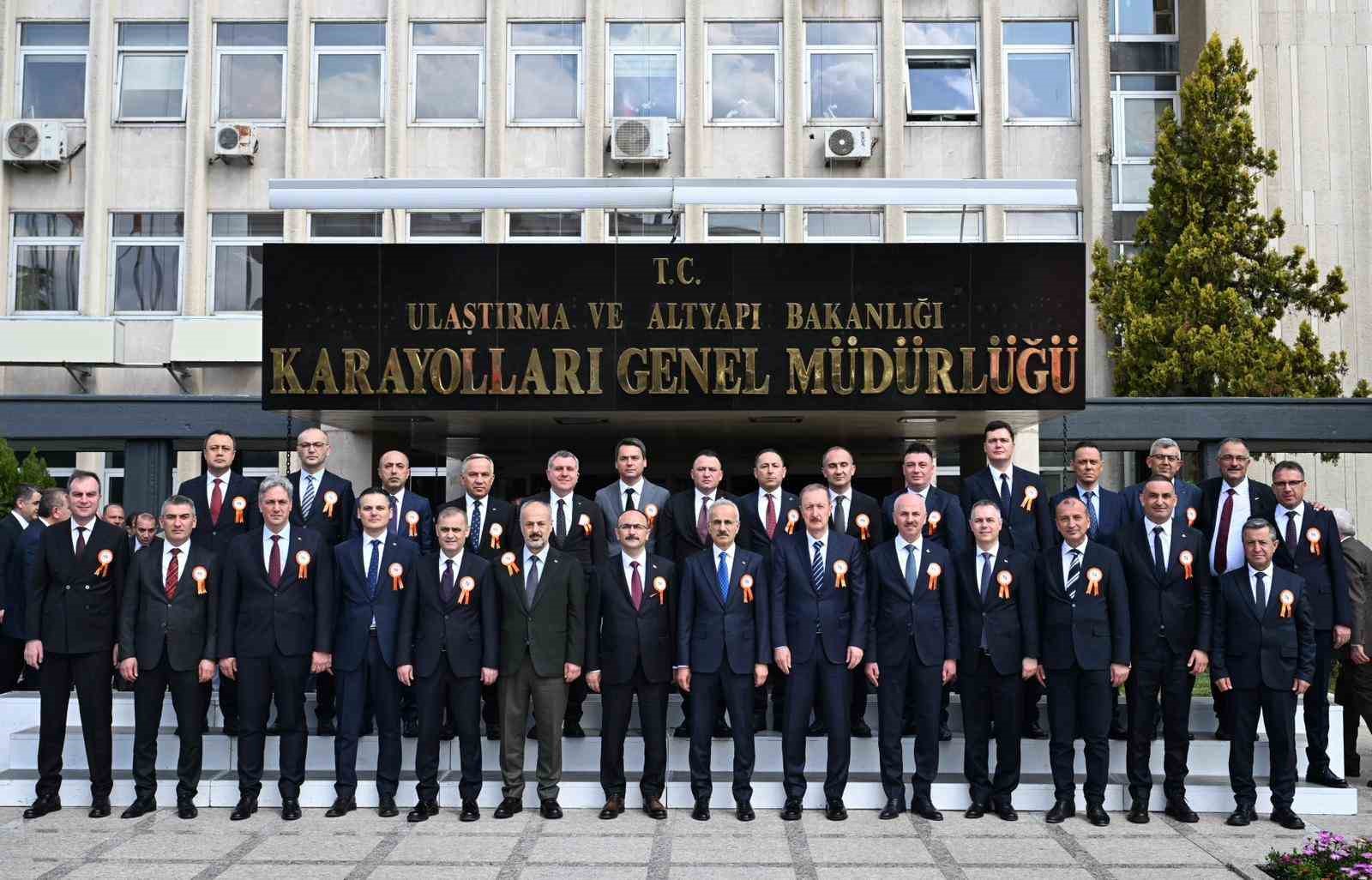 Bakan Uraloğlu: "6 bin 101 kilometre uzunluğundaki b&ouml;l&uuml;nm&uuml;ş yol ağımızı 30 bin 51 kilometreye &ccedil;ıkardık"
