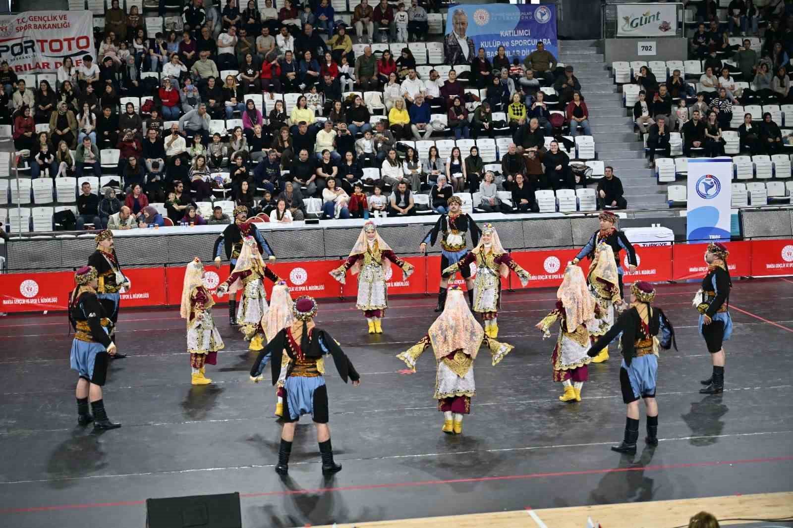 Halk oyunları yarışmasına Manisa B&uuml;y&uuml;kşehir Belediyespor damga vurdu
