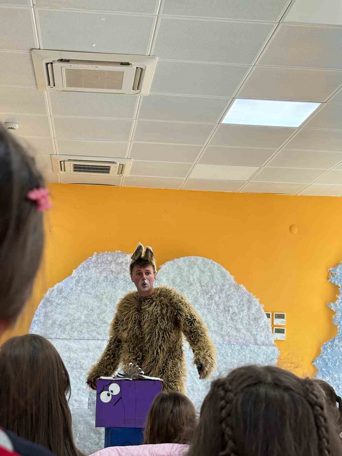 G&ouml;n&uuml;ll&uuml; gen&ccedil;lerden &ccedil;ocuklara tiyatro ş&ouml;leni
