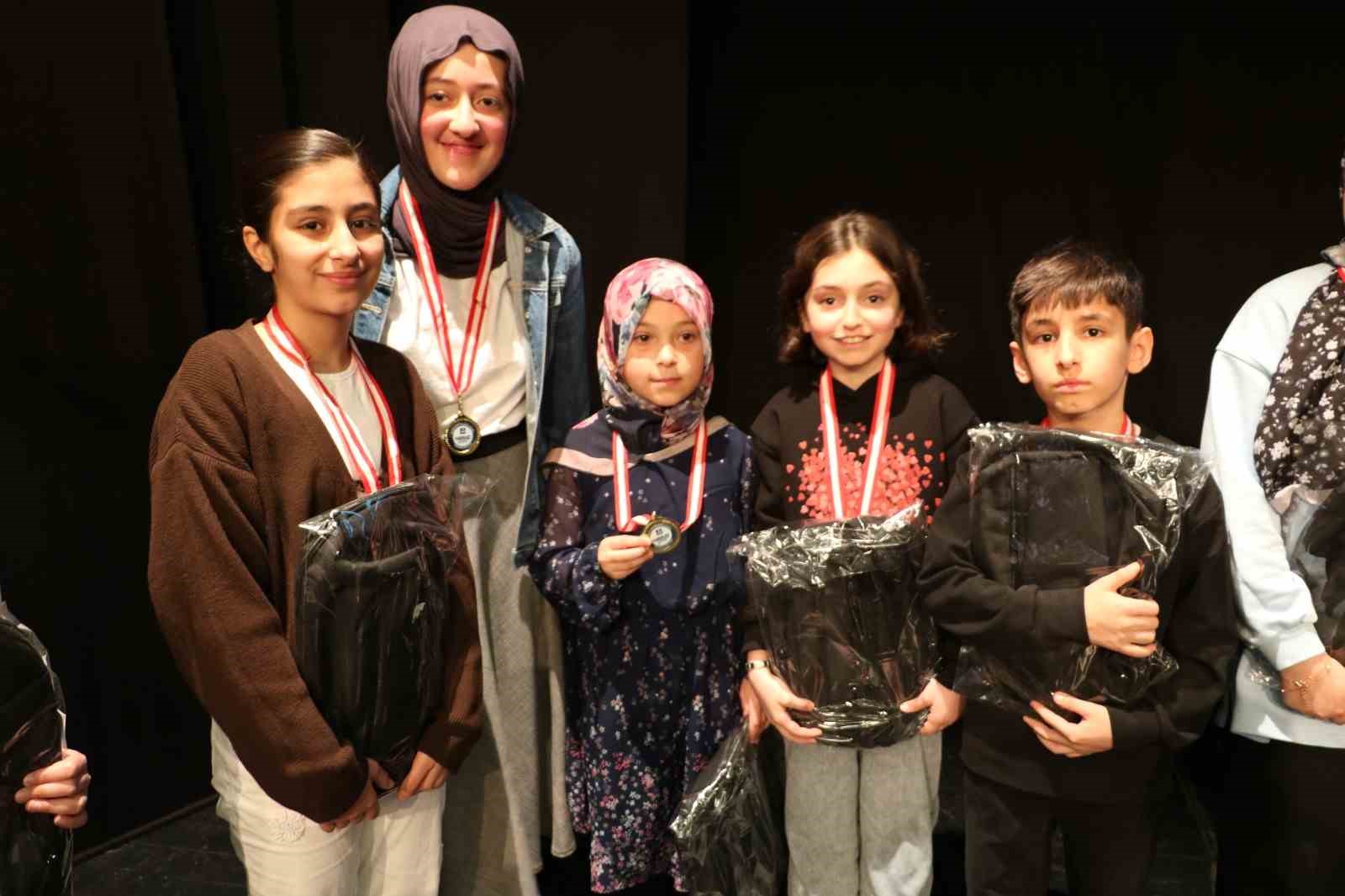 Erzurum’da gençler kitapla buluştu, ödüller sahiplerini buldu